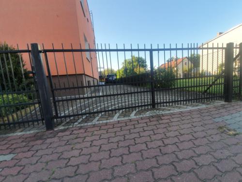 ploty-ogrodzenia-panelowe-betonowe-metalowe-z-siatki-systemowe-srutowane-gabionowe-lupane (372)