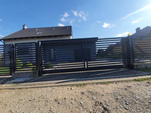 ploty-ogrodzenia-panelowe-betonowe-metalowe-z-siatki-systemowe-srutowane-gabionowe-lupane (416)