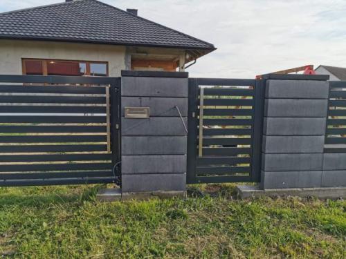 ploty-ogrodzenia-panelowe-betonowe-metalowe-z-siatki-systemowe-srutowane-gabionowe-lupane (451)