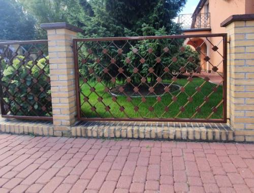 ploty-ogrodzenia-panelowe-betonowe-metalowe-z-siatki-systemowe-srutowane-gabionowe-lupane (560)