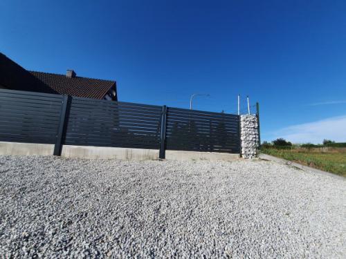ploty-ogrodzenia-panelowe-betonowe-metalowe-z-siatki-systemowe-srutowane-gabionowe-lupane (601)