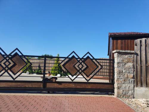 ploty-ogrodzenia-panelowe-betonowe-metalowe-z-siatki-systemowe-srutowane-gabionowe-lupane (602)