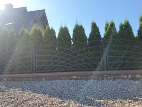 ploty-ogrodzenia-panelowe-betonowe-metalowe-z-siatki-systemowe-srutowane-gabionowe-lupane (605)