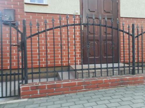 ploty-ogrodzenia-panelowe-betonowe-metalowe-z-siatki-systemowe-srutowane-gabionowe-lupane (699)