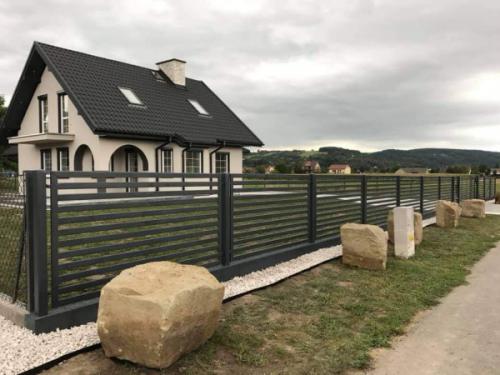 ploty-ogrodzenia-panelowe-betonowe-metalowe-z-siatki-systemowe-srutowane-gabionowe-lupane (791)